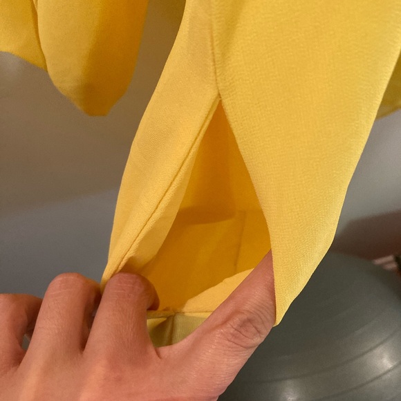 Yellow floral blouse with puffy sleeves. - Picture 4 of 5